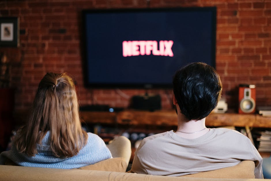  Fernsehzuschauer mit Laptop, ohne Internetverbindung