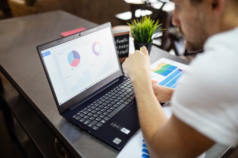 Laptop mit Bildschirm verbinden