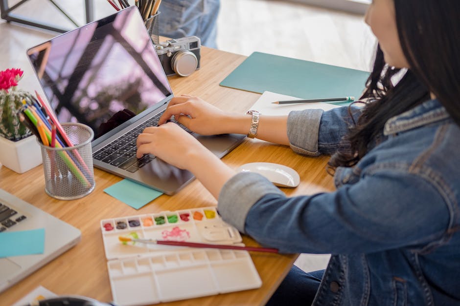  Wie kann man die Kamera am Laptop einschalten?