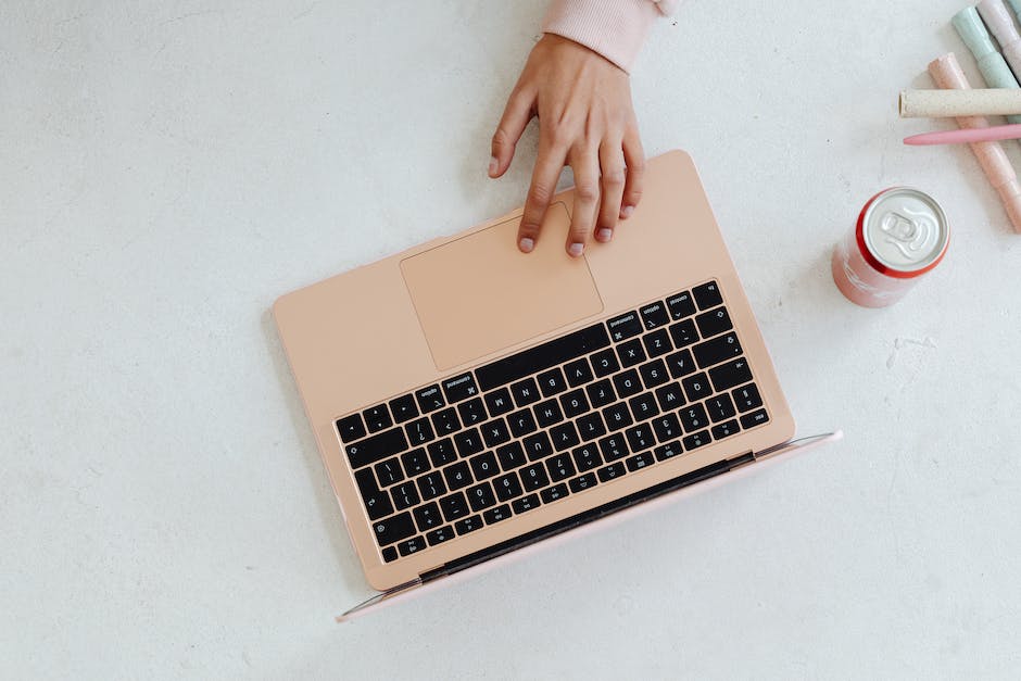 wie man ein at auf dem Laptop eingibt