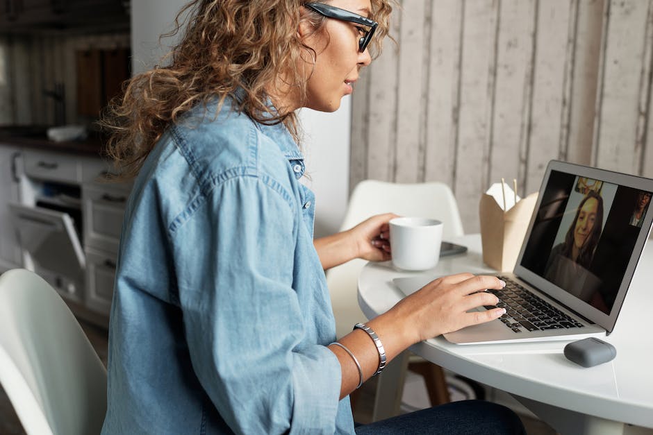 Laptop und Fernseher drahtlos verbinden
