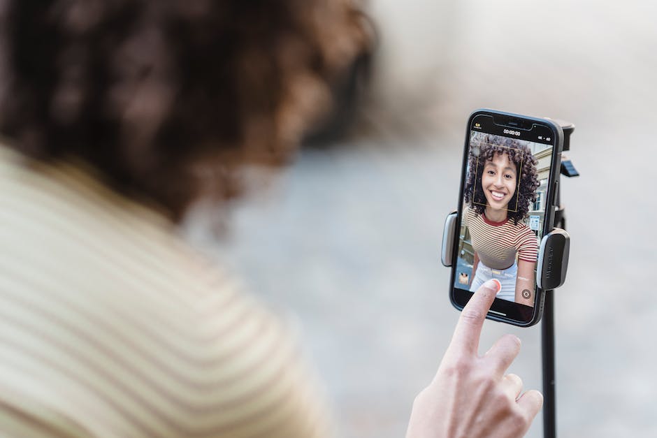 Laptop und Smartphone für Zugang ins Internet