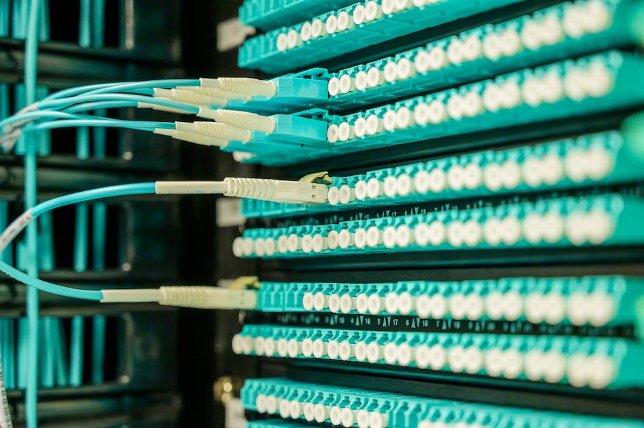 Laptop mit Netzwerkkabel anschließen, um ins Internet zugreifen zu können