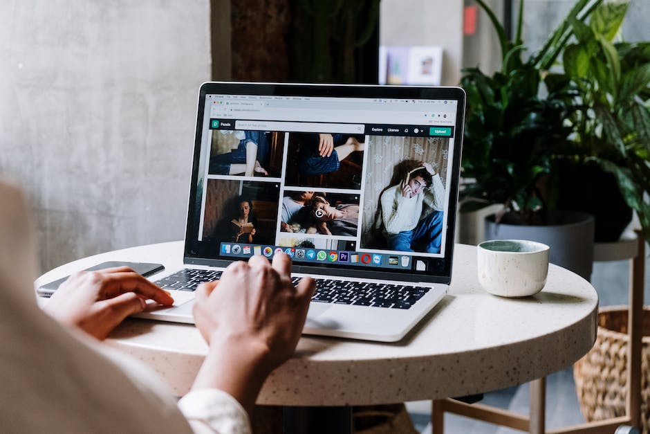 Laptop mit Bildschirm verbinden
